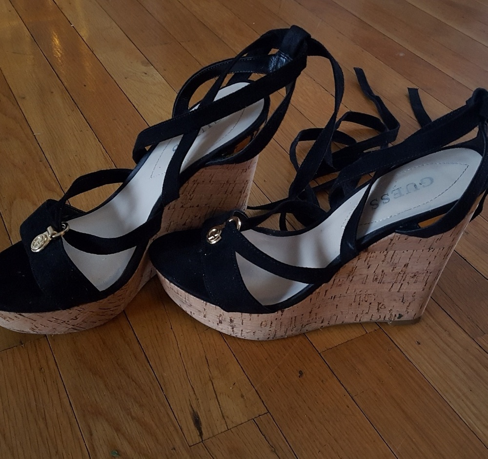 Guess black LaceUp wedges!!!!🤩🌺🌺